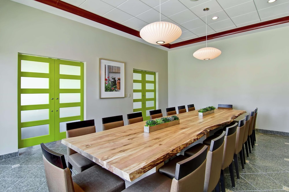 Hilton Garden Inn Ottawa Airport 72/86