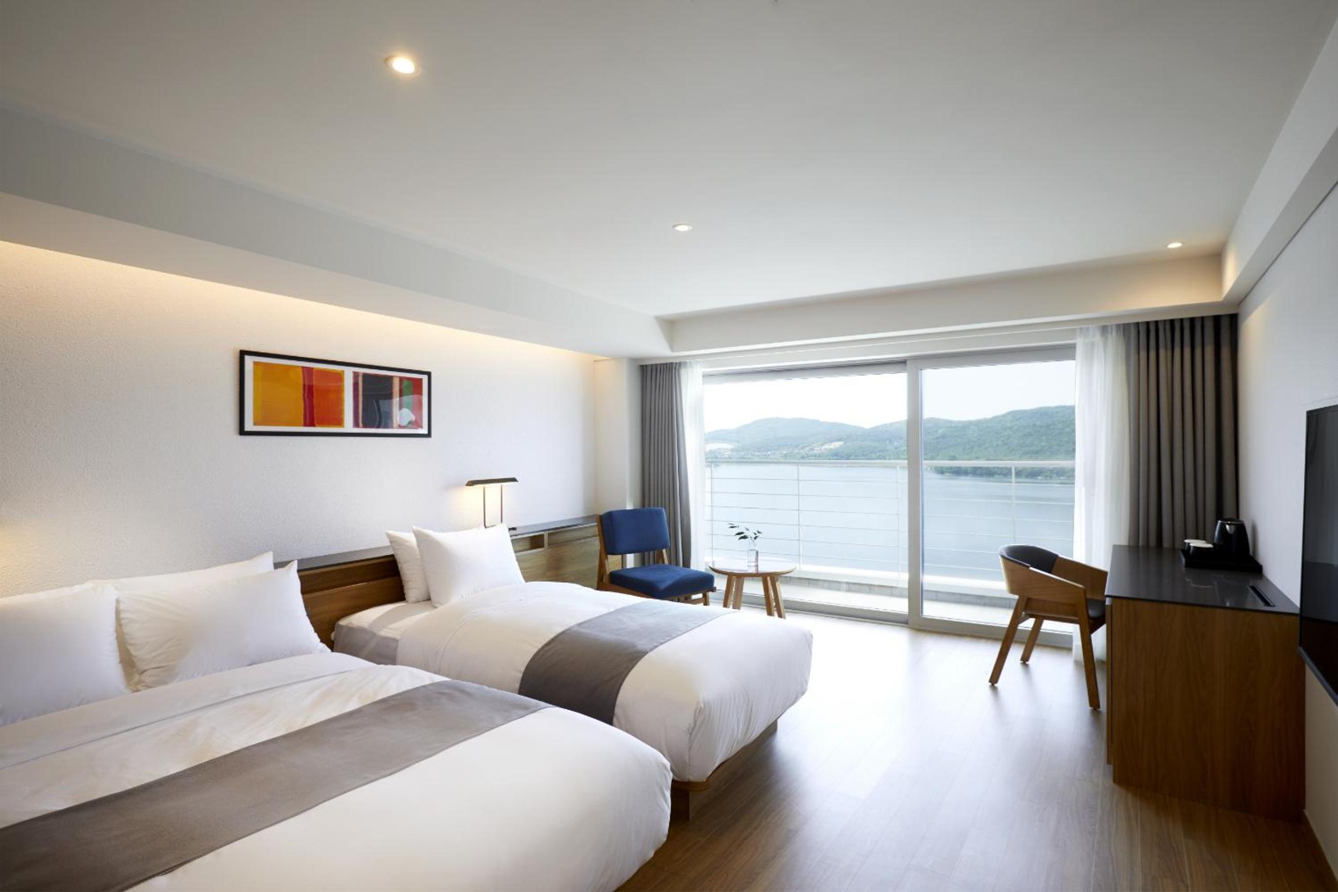 Deluxe, Twin Beds, Lake View, Pool Access