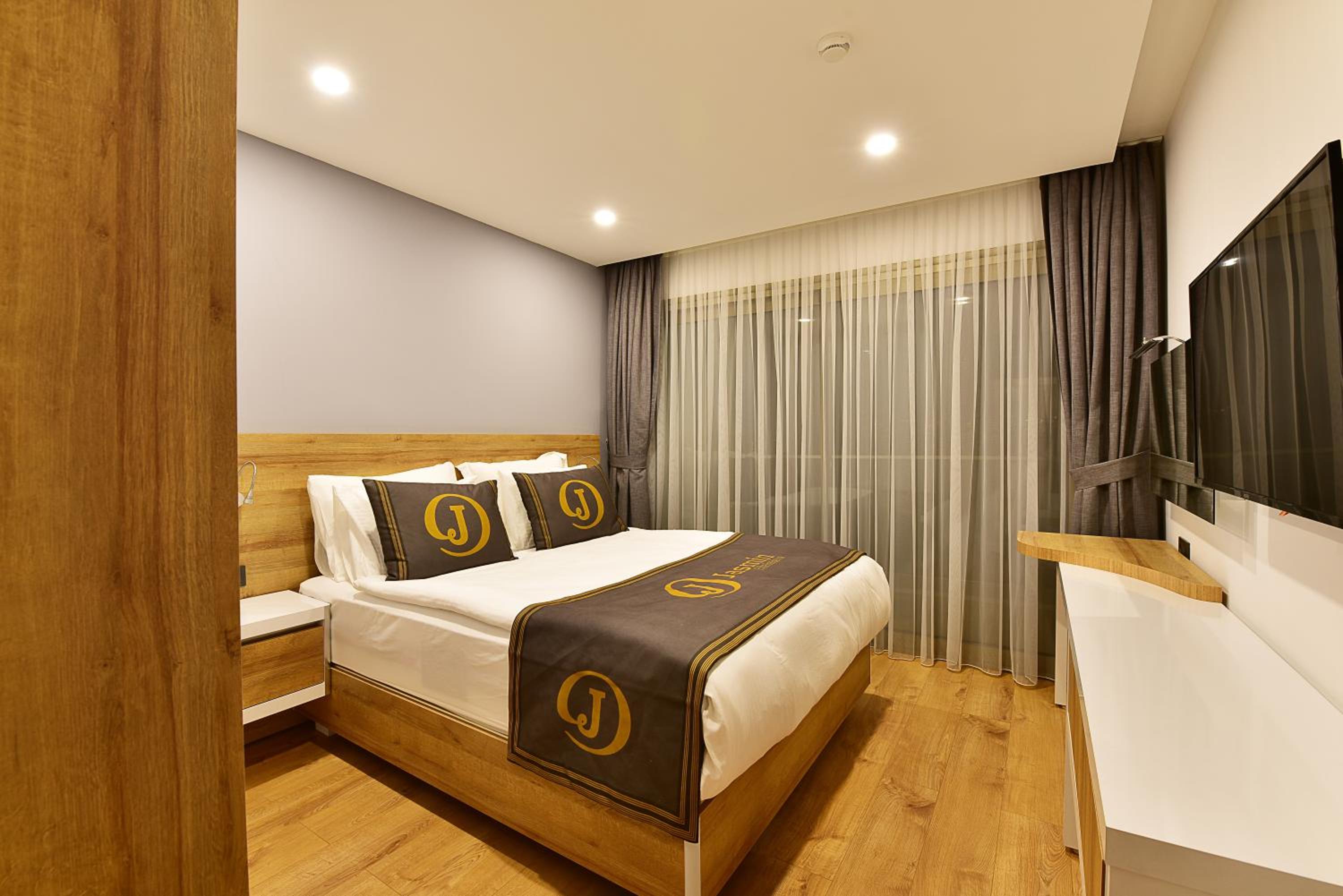 2 Bedrooms, Apartment, Garden or Pool View