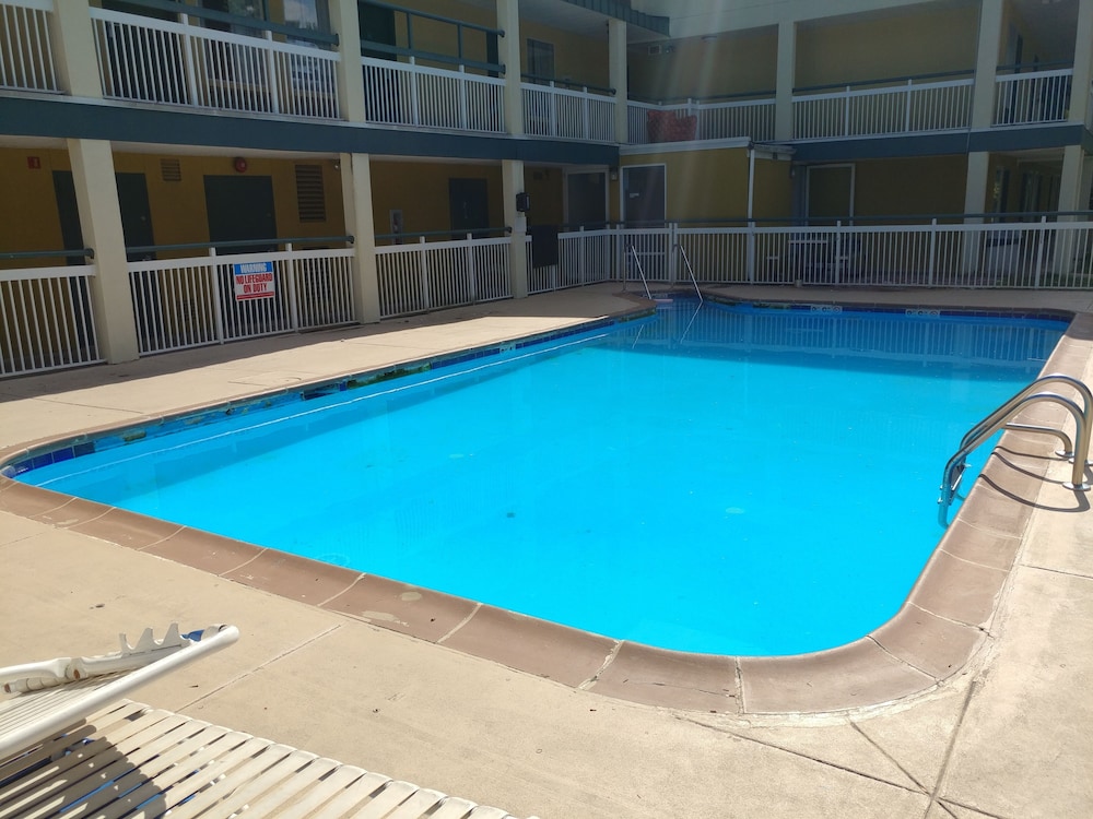 Super 8 by Wyndham New Cumberland 5/64