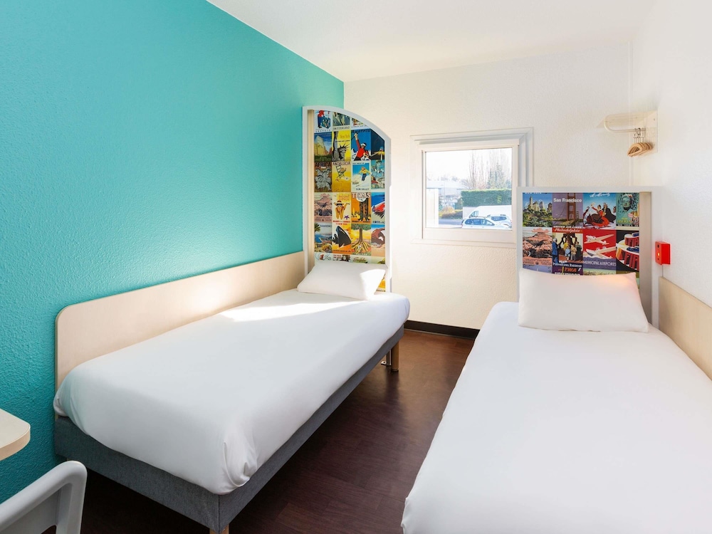 Car, Twin Beds, Side View، hotelF1 Chaumont 6/7