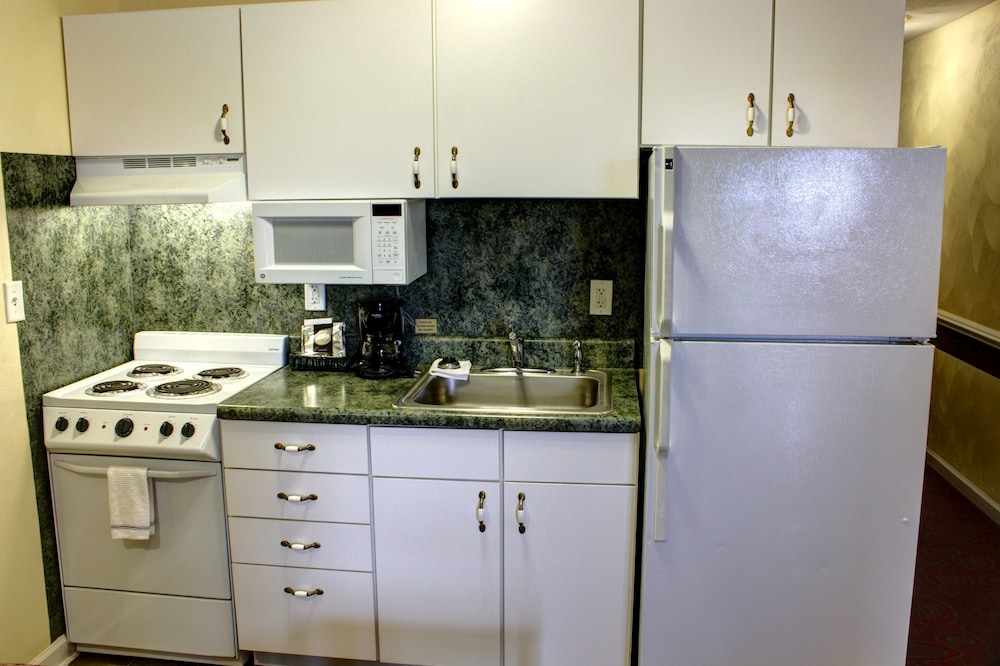 Luxbury Inn & Suites 6/34