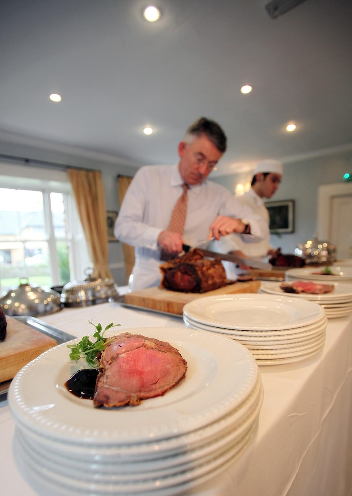 Dunraven Arms Hotel 3/43