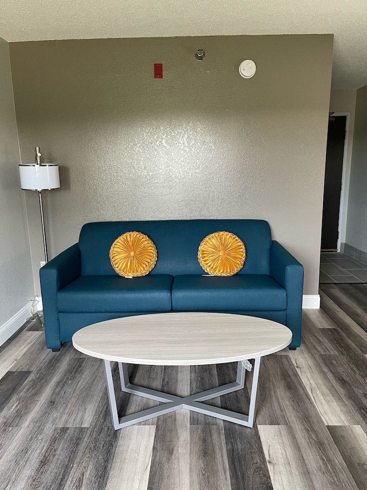 HomeTown Inn and Suites Belle Plaine 49/65