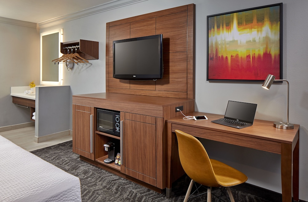 Studio Inn and Suites 17/23