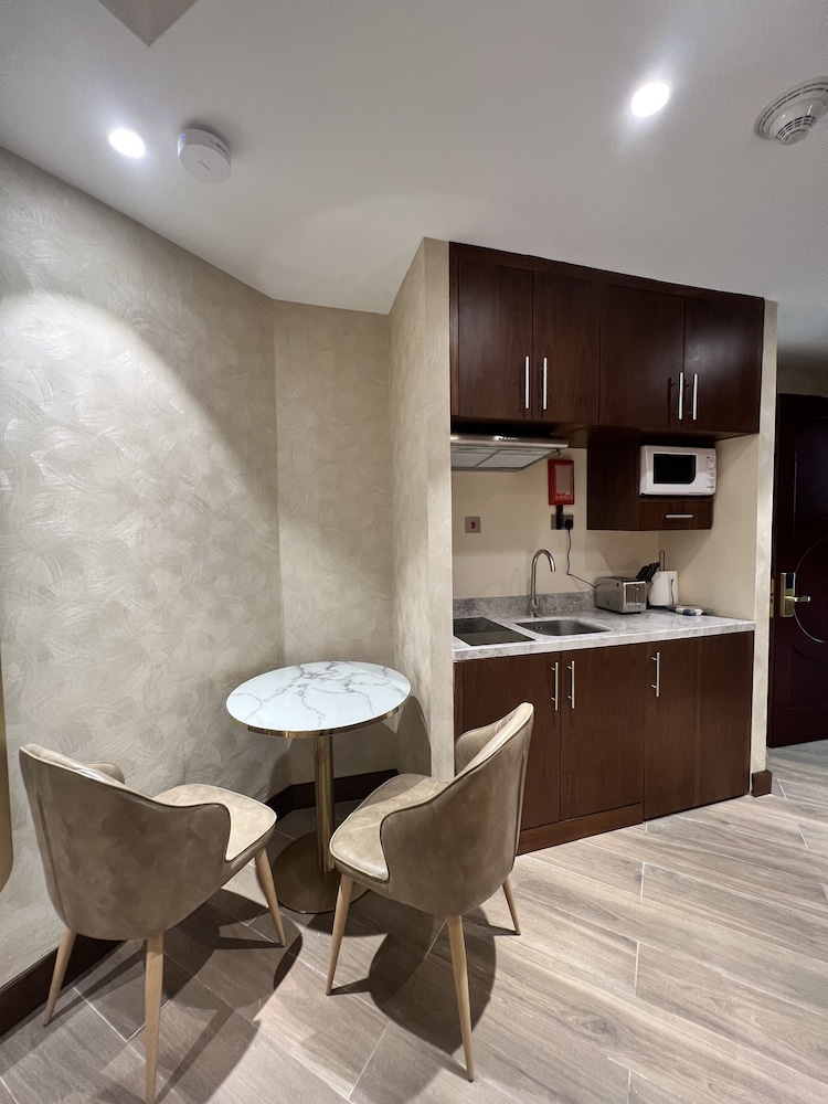 City Seasons Suites Dubai 12/60