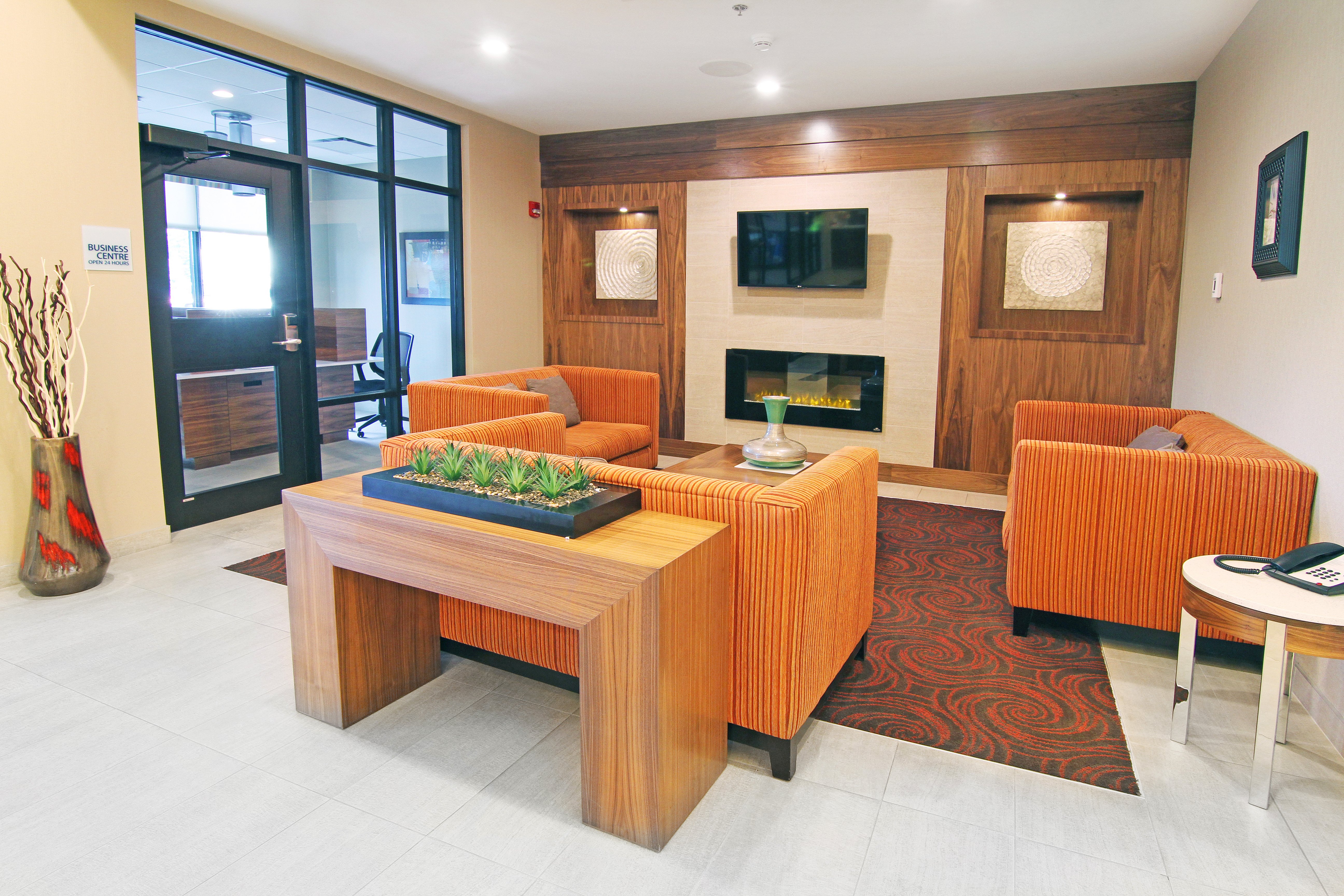 Holiday Inn Express And Suites Calgary Nw University Area 40/73