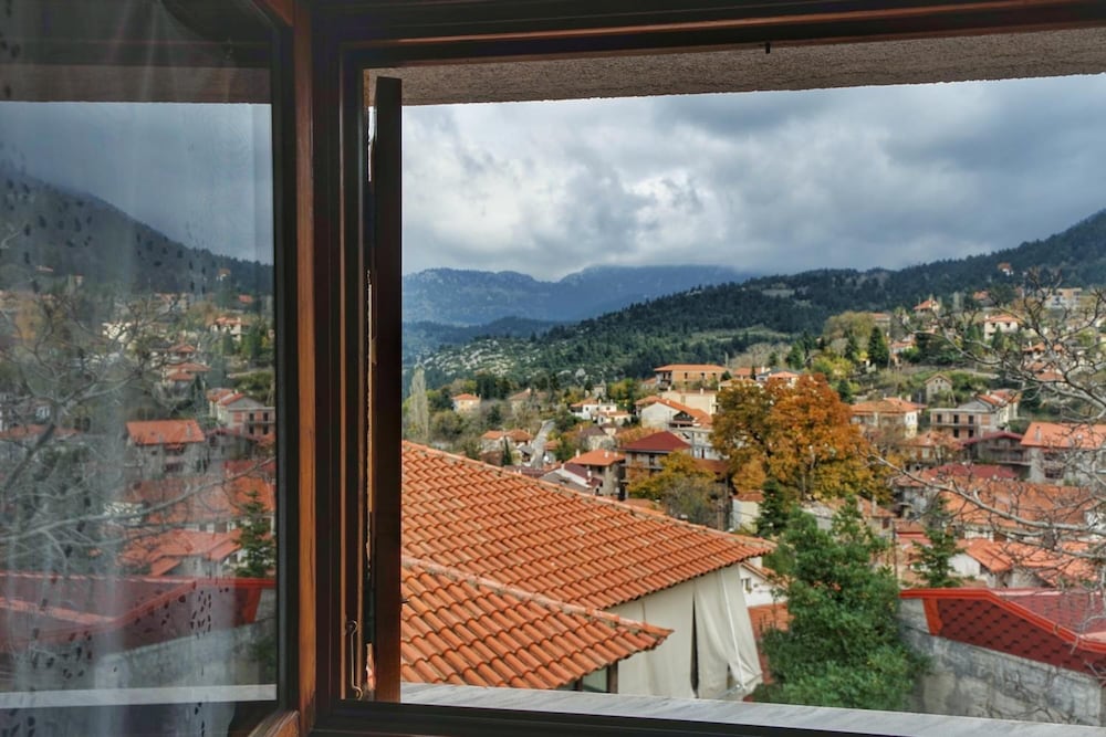 To Balcony Tis Agorianis 50/50