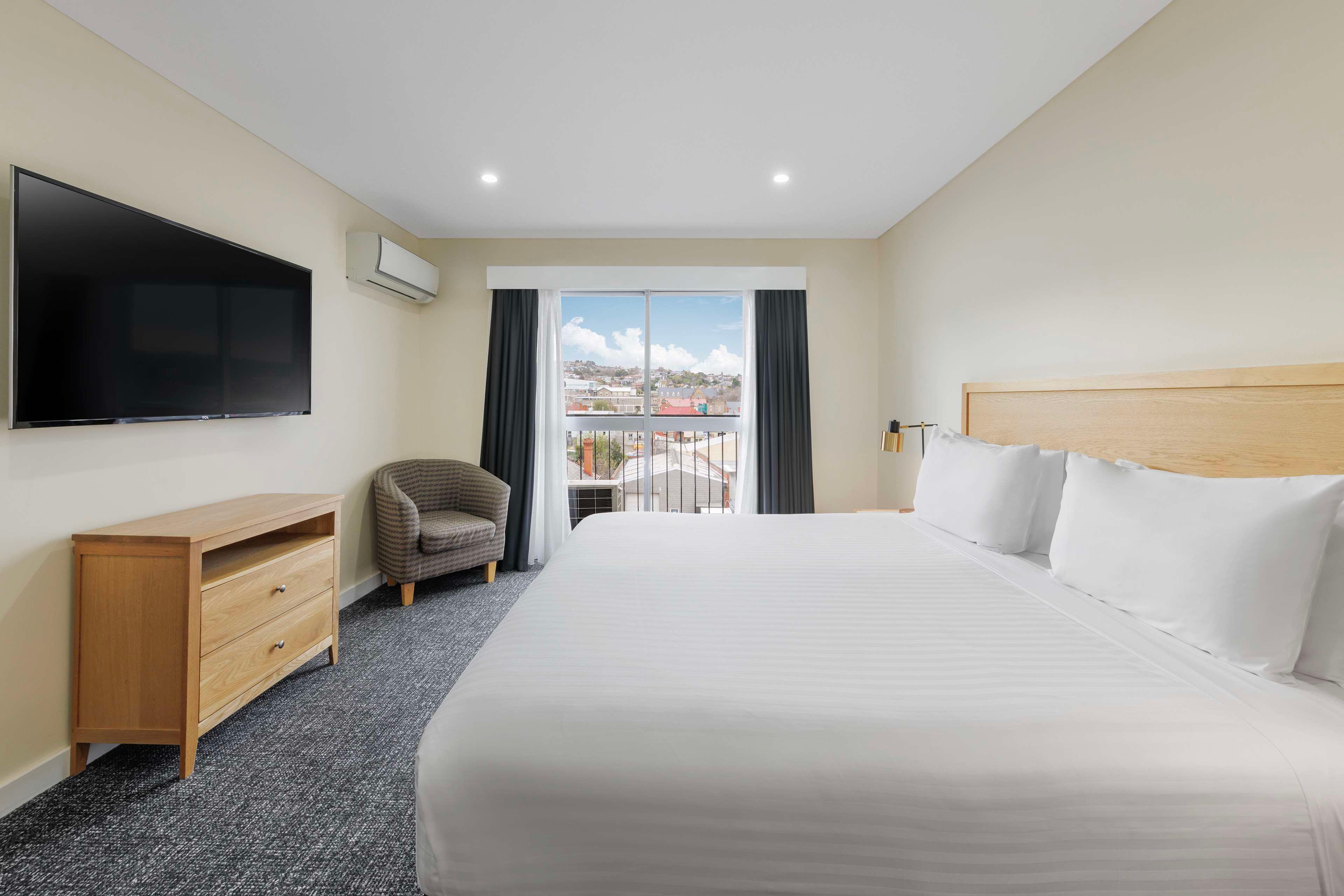 2 Bedrooms, Apartment, King and Twin Beds, Balcony, Kitchen