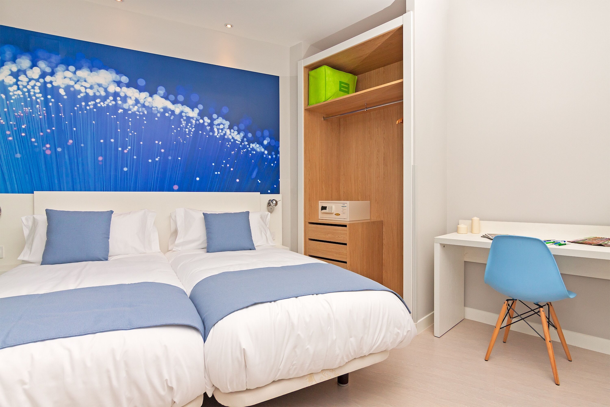 SUITE, TWIN BEDS, SOFA, KITCHEN