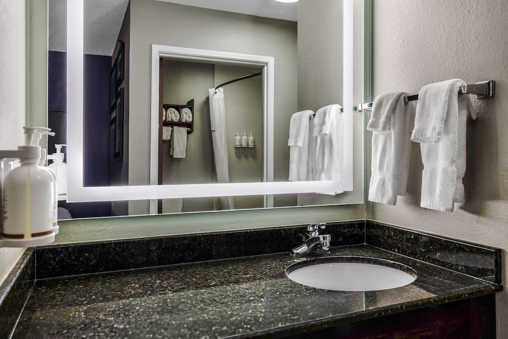 Room, King Bed, La Quinta Inn & Suites by Wyndham Louisville East 7/9