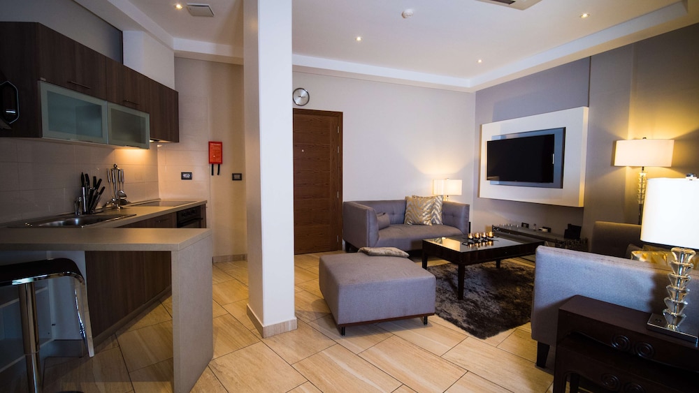Oak Plaza Suites 51/66
