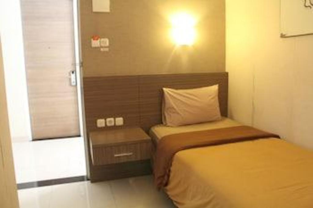 Room, Single, Twin Beds