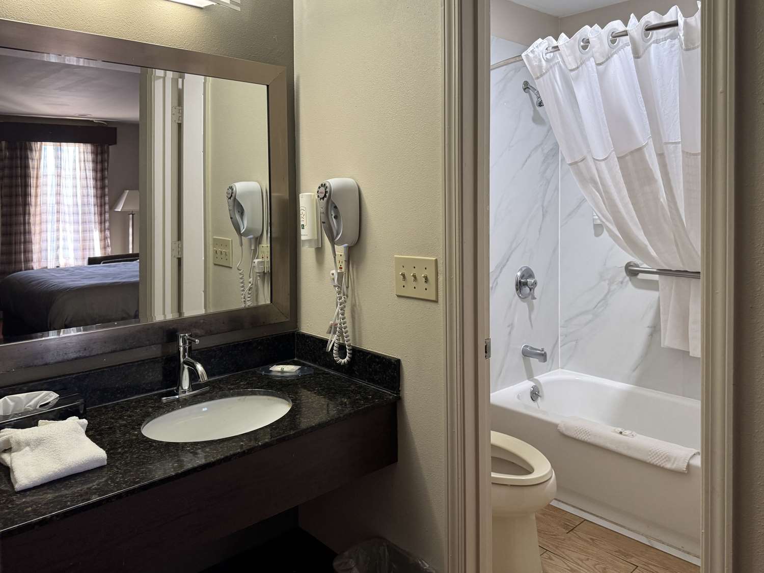 غرفة بسريرين مزدوجين، Quality Inn Lagrange East I-85 2/2