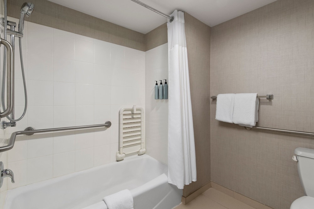 جناح بسرير كينج بغرفة نوم واحدة مع أريكة، Residence Inn Mt Laurel At Bishop S Gate 4/5