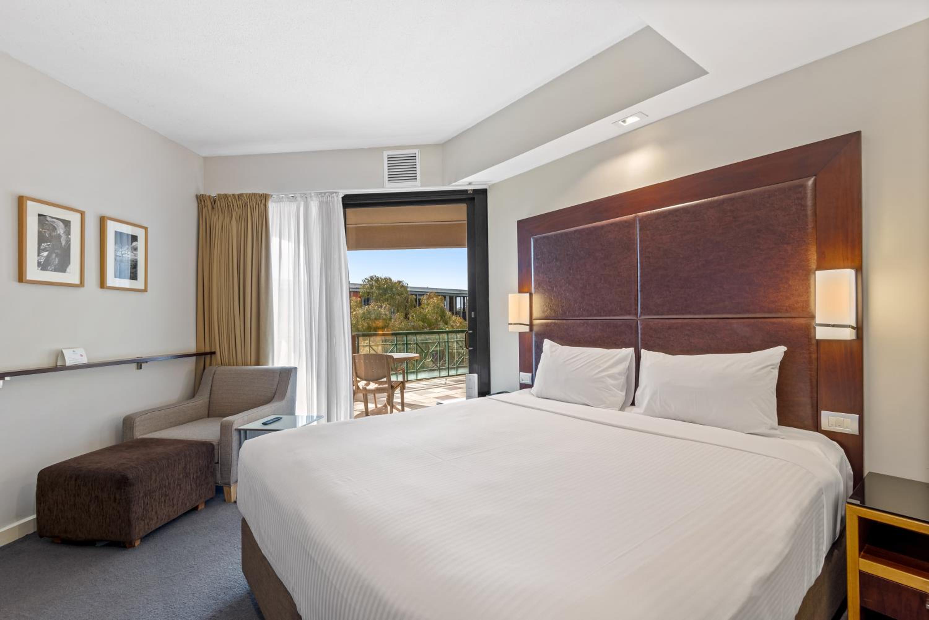 2 Bedrooms, Apartment, Double Bed, Balcony, Amora Herencia Riverwalk Melbourne 3/10