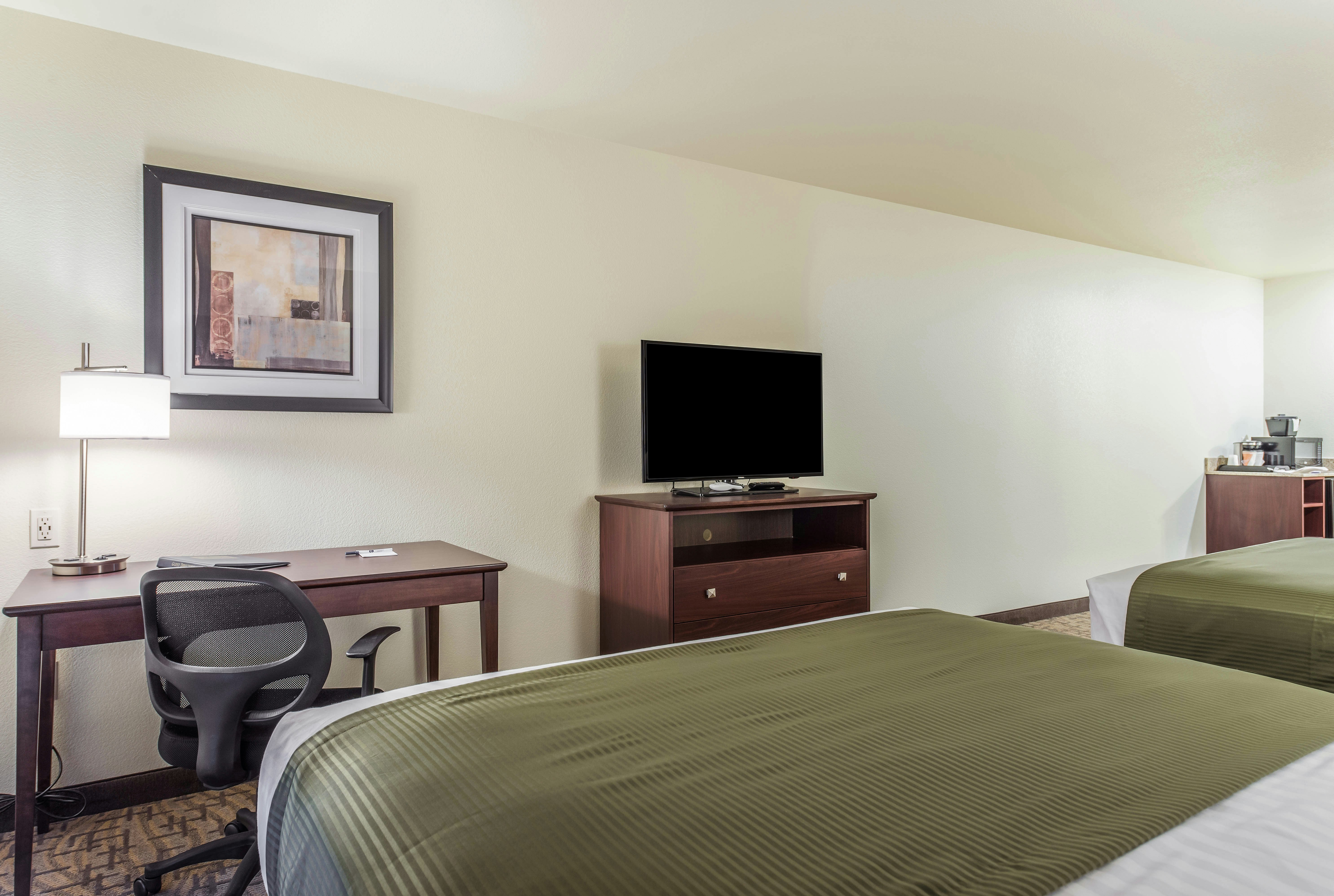 Cobblestone Hotel & Suites - Hutchinson 9/25
