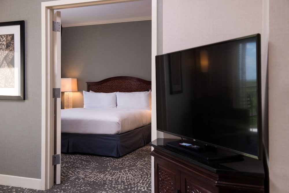 Hilton San Antonio Hill Country 24/74