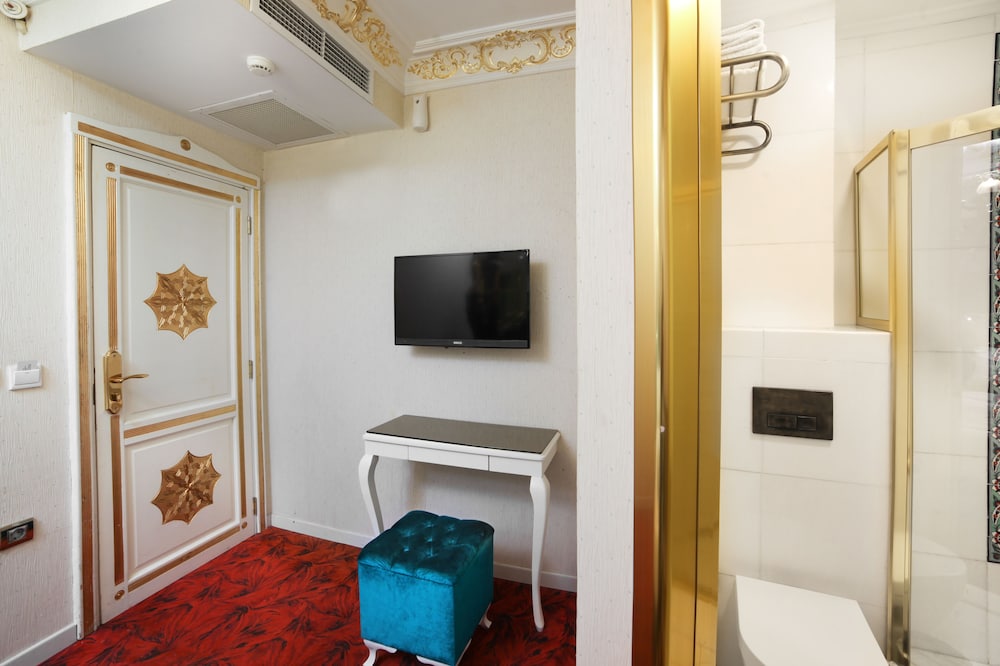 White Monarch Hotel 64/70