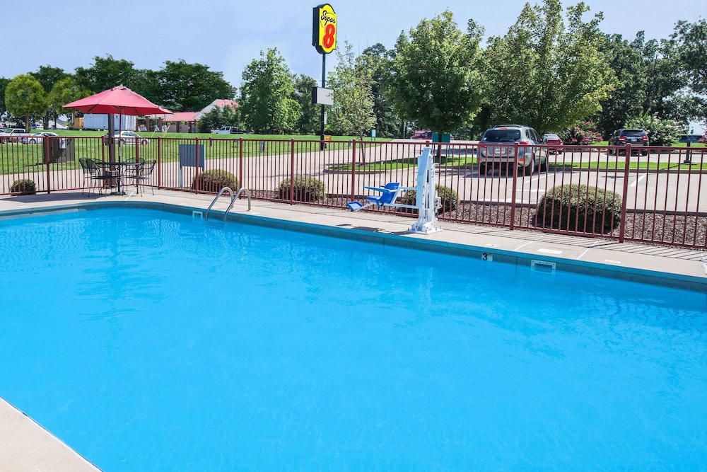 Super 8 By Wyndham Clinton 9/15
