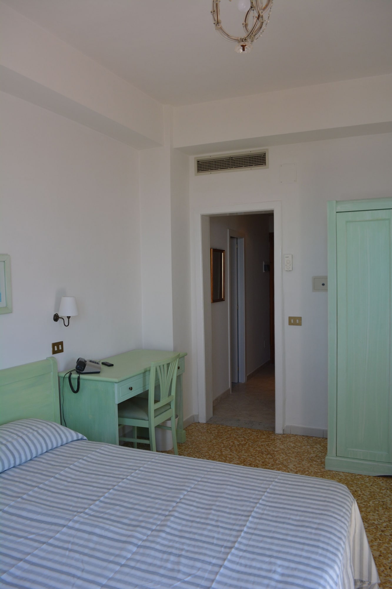 CLASSIC, DOUBLE BED, PARTIAL SEA VIEW, BALCONY