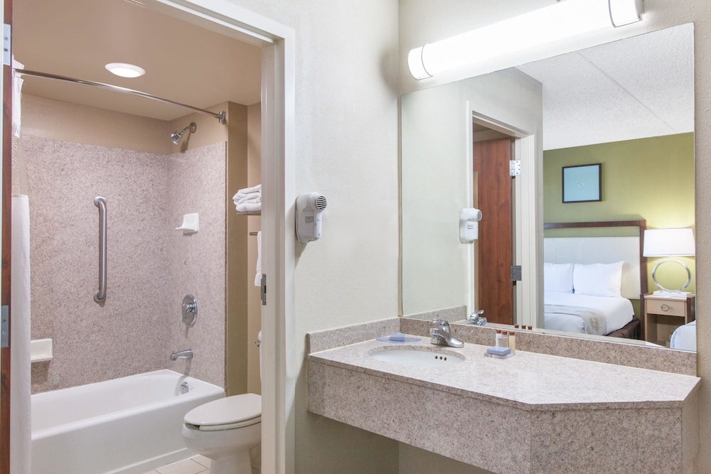 Hawthorn Suites By Wyndham Midwest City Tinker Afb 12/45
