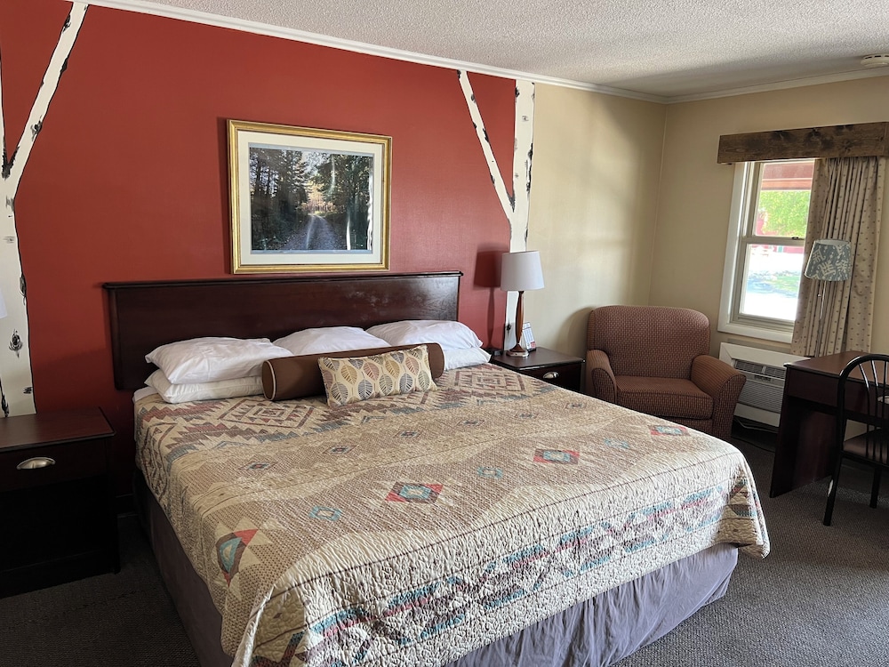 Pine, Standard, Single, King Bed, Pet Friendly