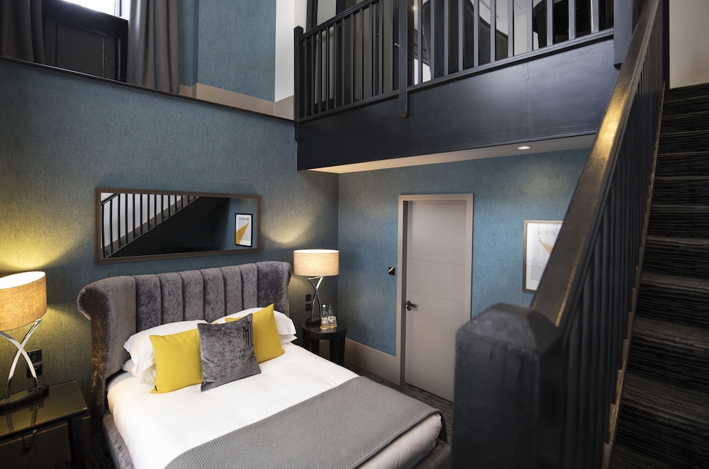 SIGNATURE, SUITE