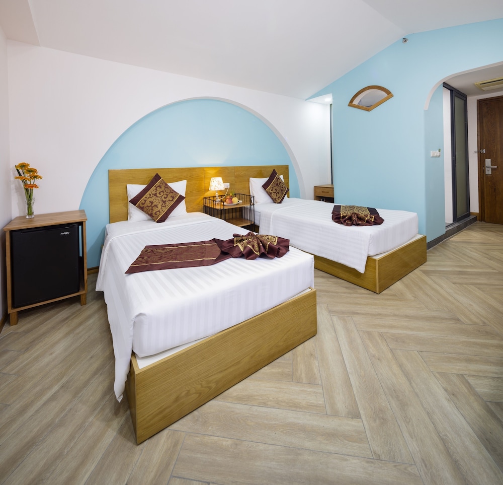 DELUXE, TWIN BEDS, CITY VIEW, BALCONY