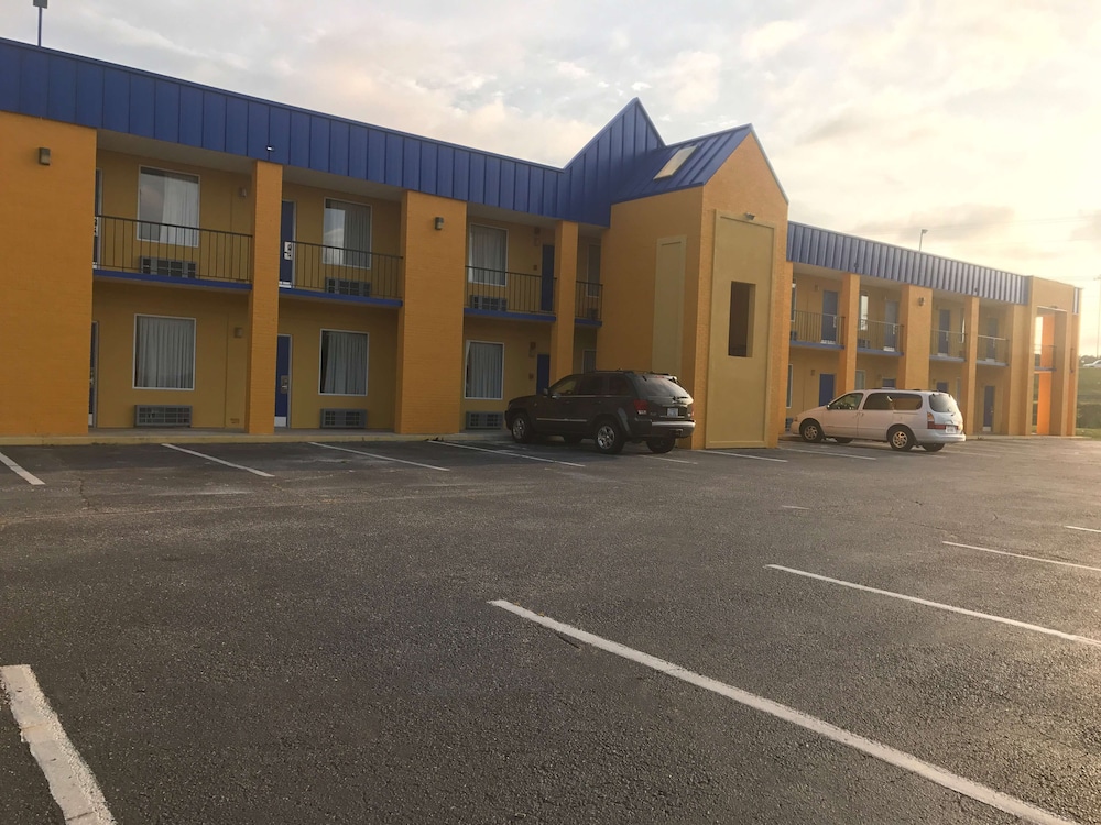 Super 8 by Wyndham Lumberton NC 2/15