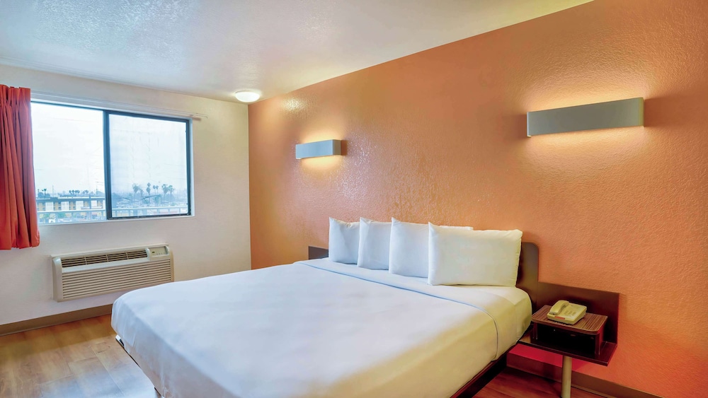 Studio6 Suites Los Angeles, CA - Los Angeles LAX 11/33