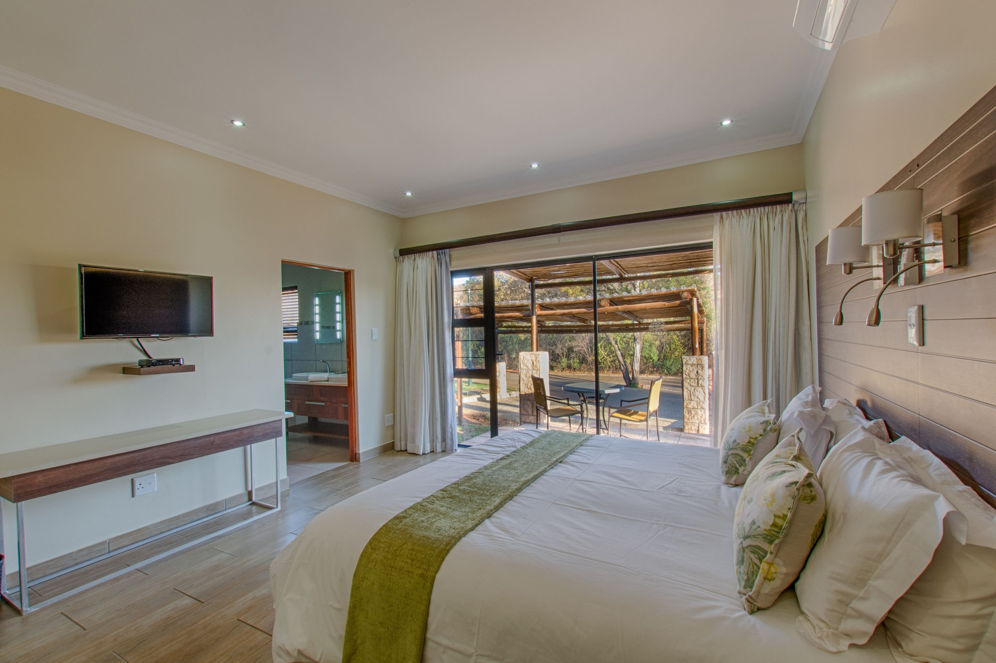 4 Bedrooms, House, 4 King Beds 2/9