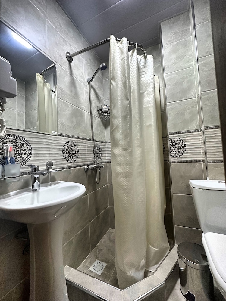 Bobosh Hotel 49/50