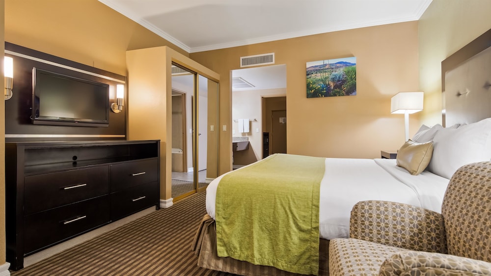 Royal Sun Inn & Suites 12/25