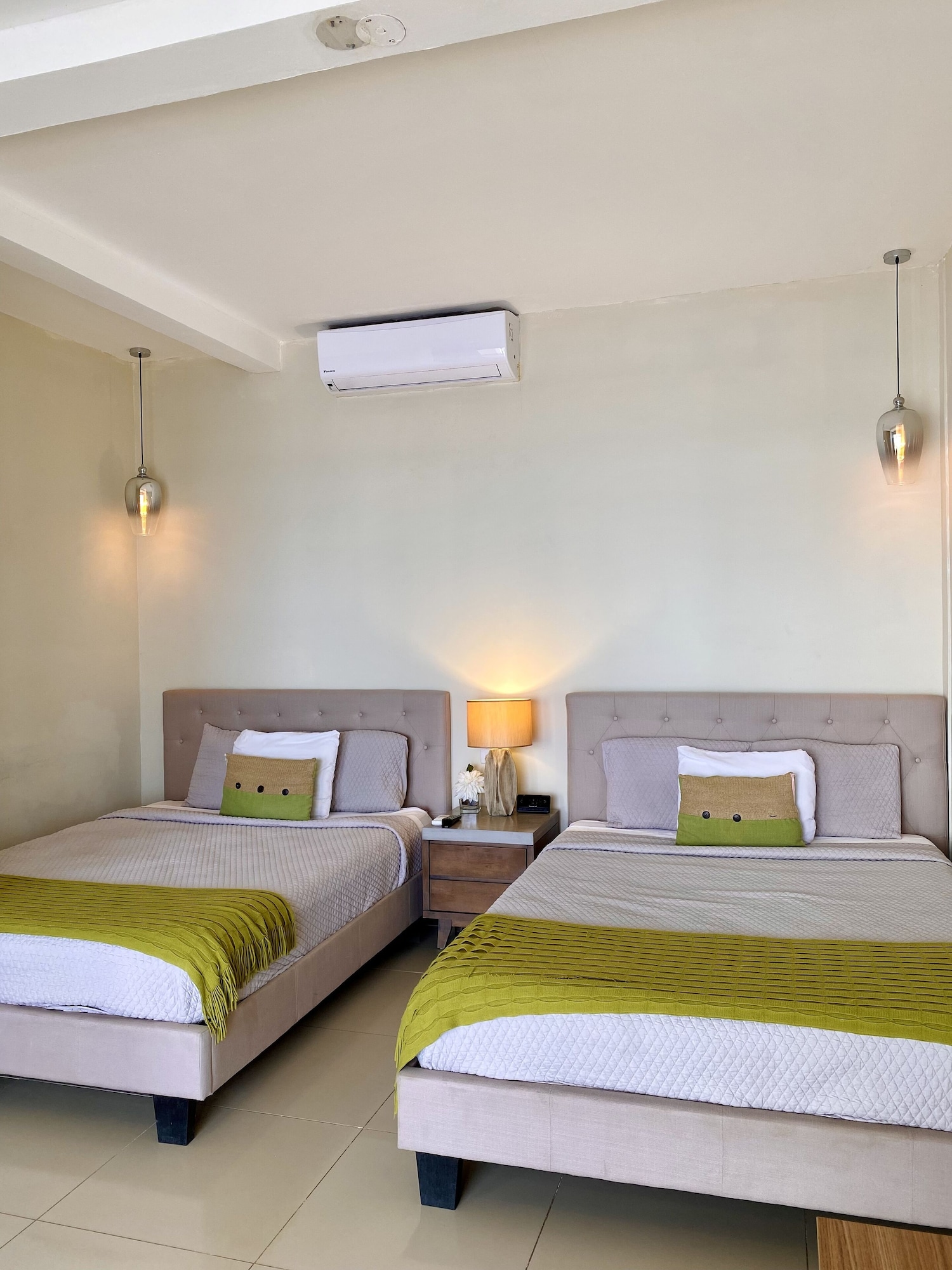 Green, 2 Queen Beds