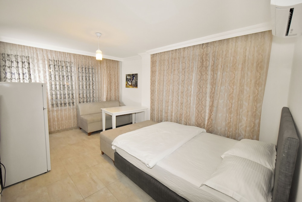 STUDIO, QUEEN BED, CITY VIEW, SOFA