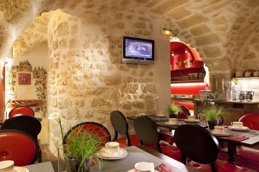Hotel De Fleurie 7/50