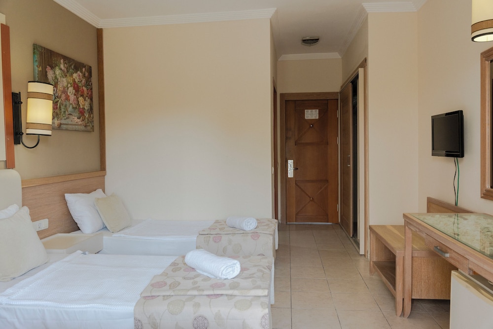 غرفة قياسية بسرير كوين وسرير فردي بإطلالة على الحديقة، Belpoint Beach Hotel 5/10