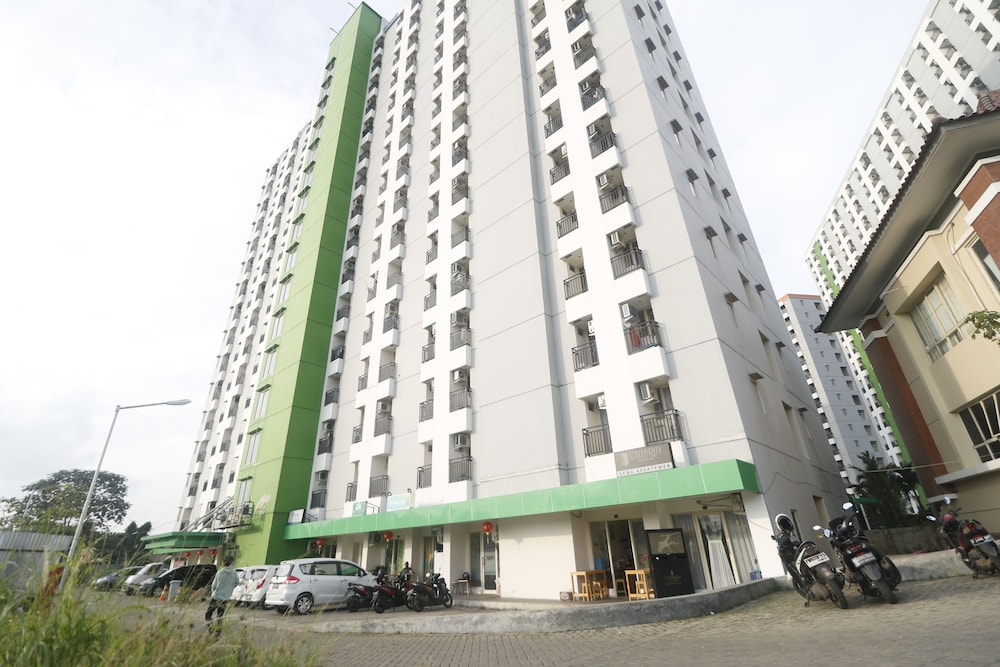 RedDoorz Apartment @ Green Lake View Ciputat 1/18