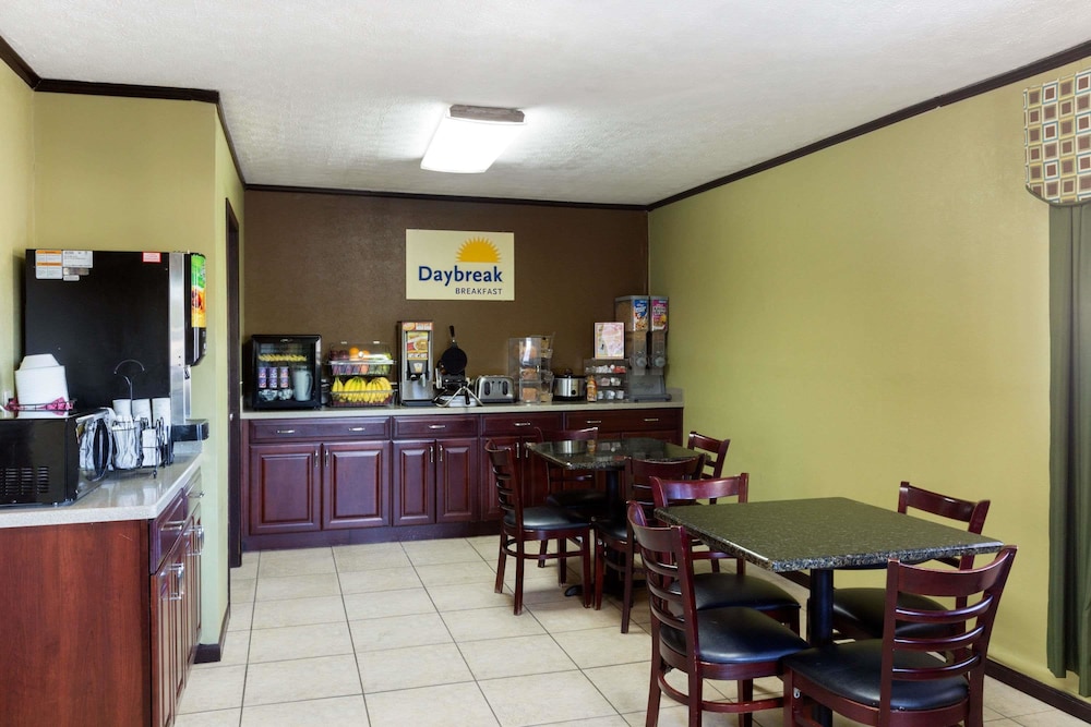 Days Inn by Wyndham Renfro Valley Mount Vernon 34/50