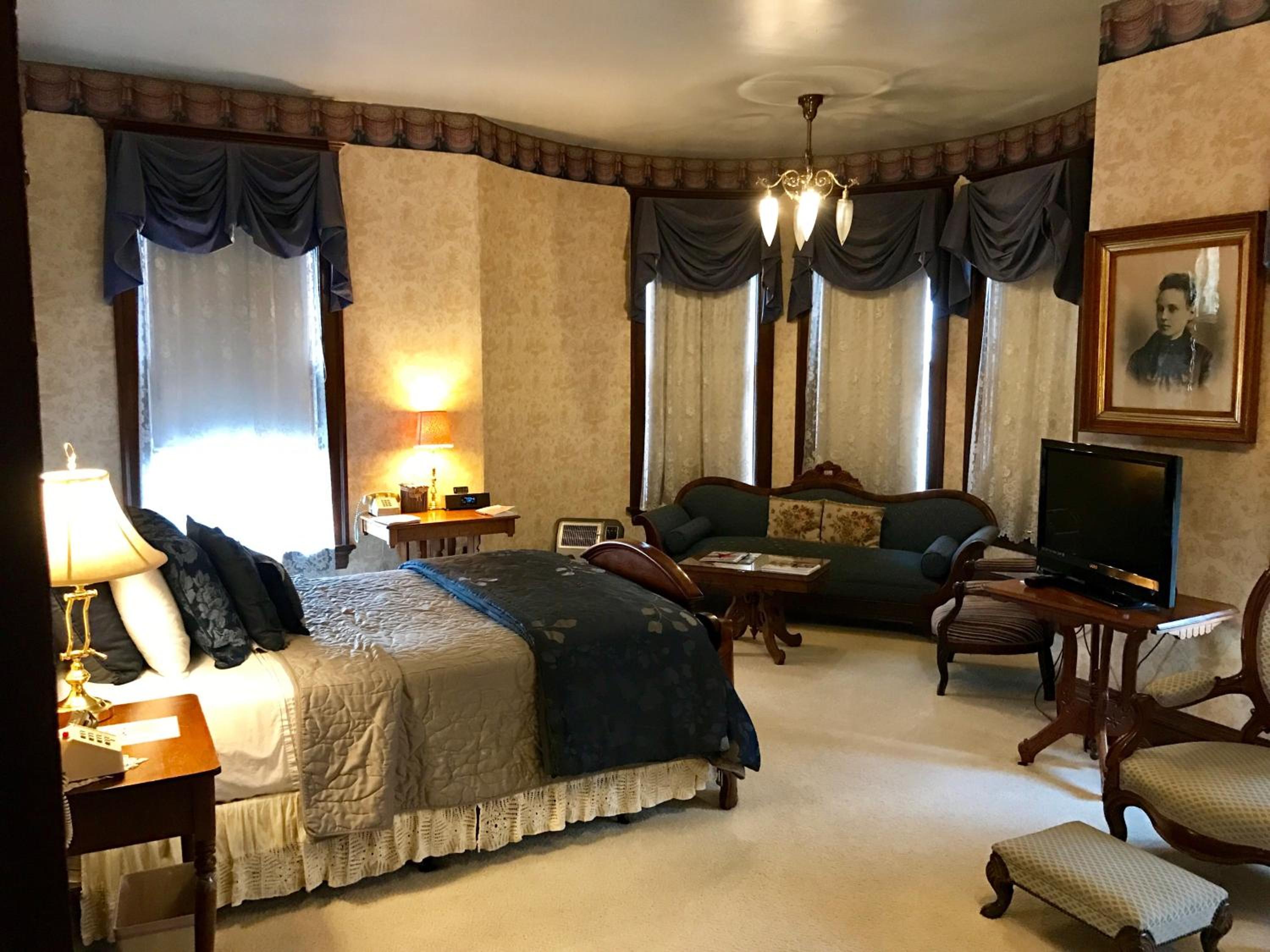 Redstone Inn And Suites 5/12
