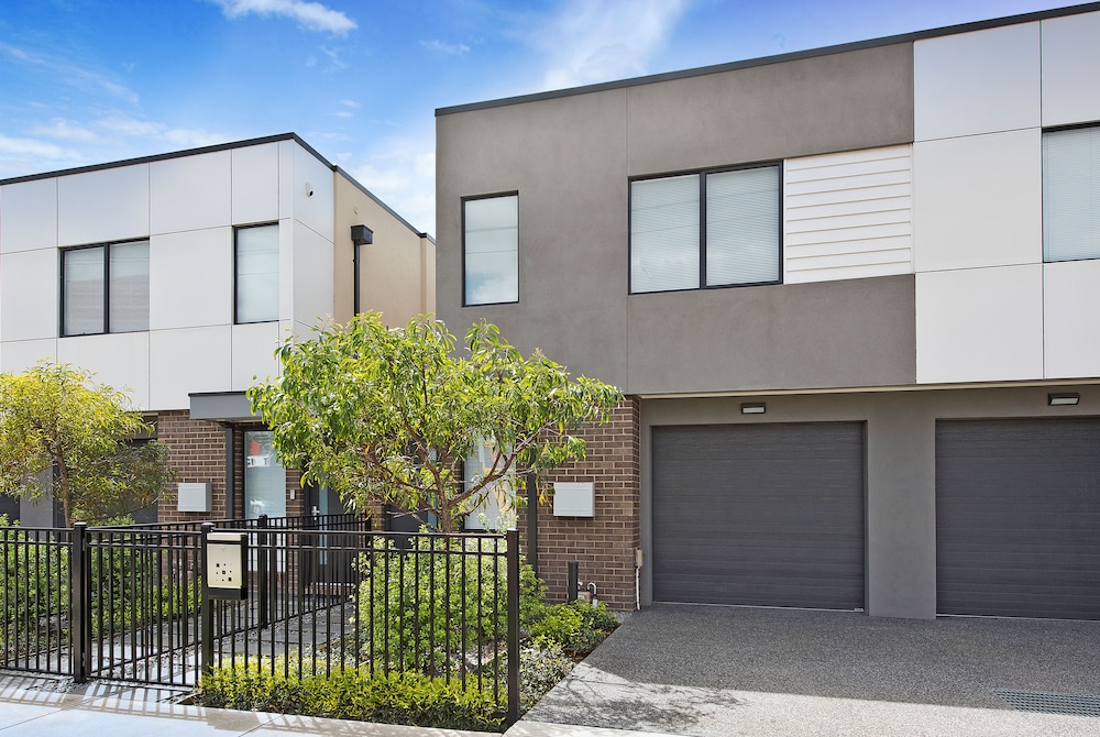 Fawkner Suites Serviced Apartments 3/64