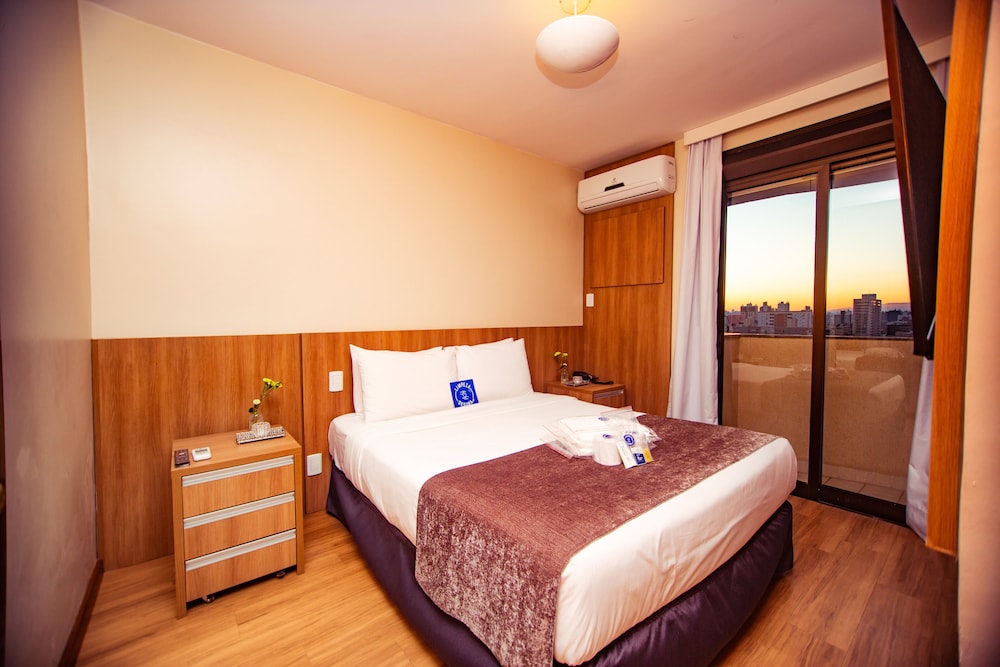 DELUXE, SUITE, PARTIAL LAKE VIEW