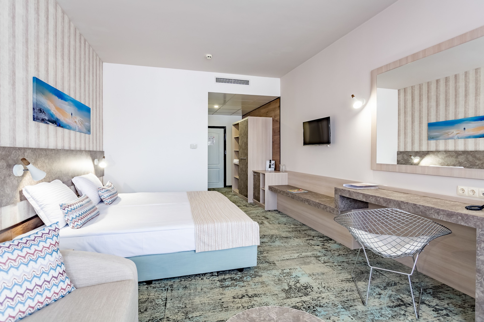 جناح جونيور بسريرين منفصلين بإطلالة جزئية على البحر مع أريكة، HI Hotels Imperial Resort 3/3