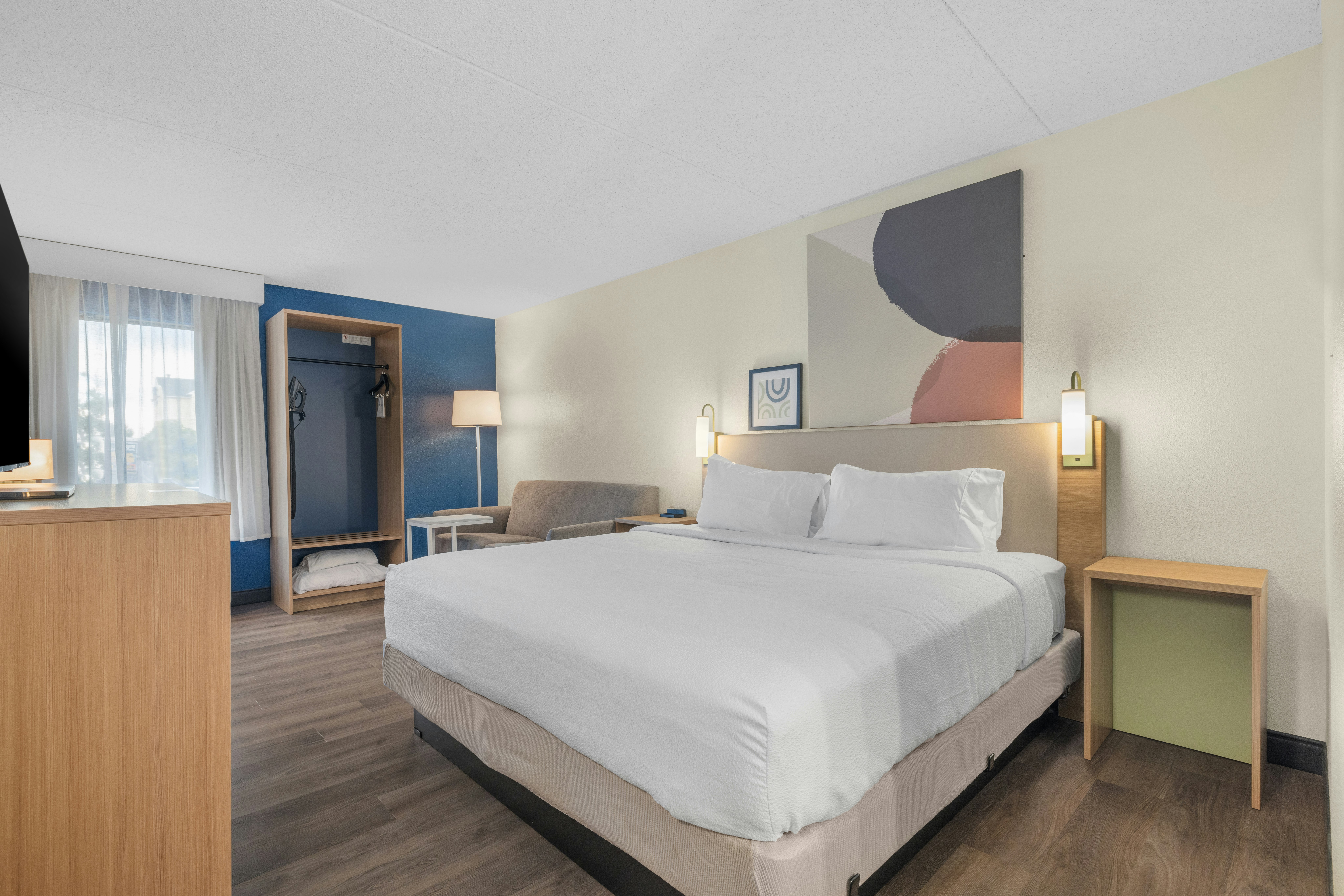 ROOM, KING BED, SOFA
