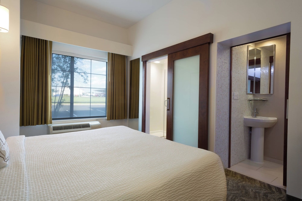 Suite, King Bed, Trundle Bed