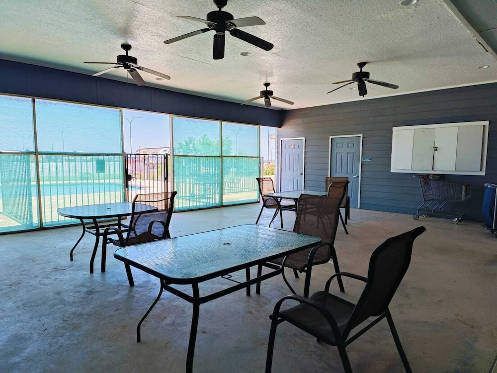 Hotel O Bien Venido Pearsall I-35 9/17