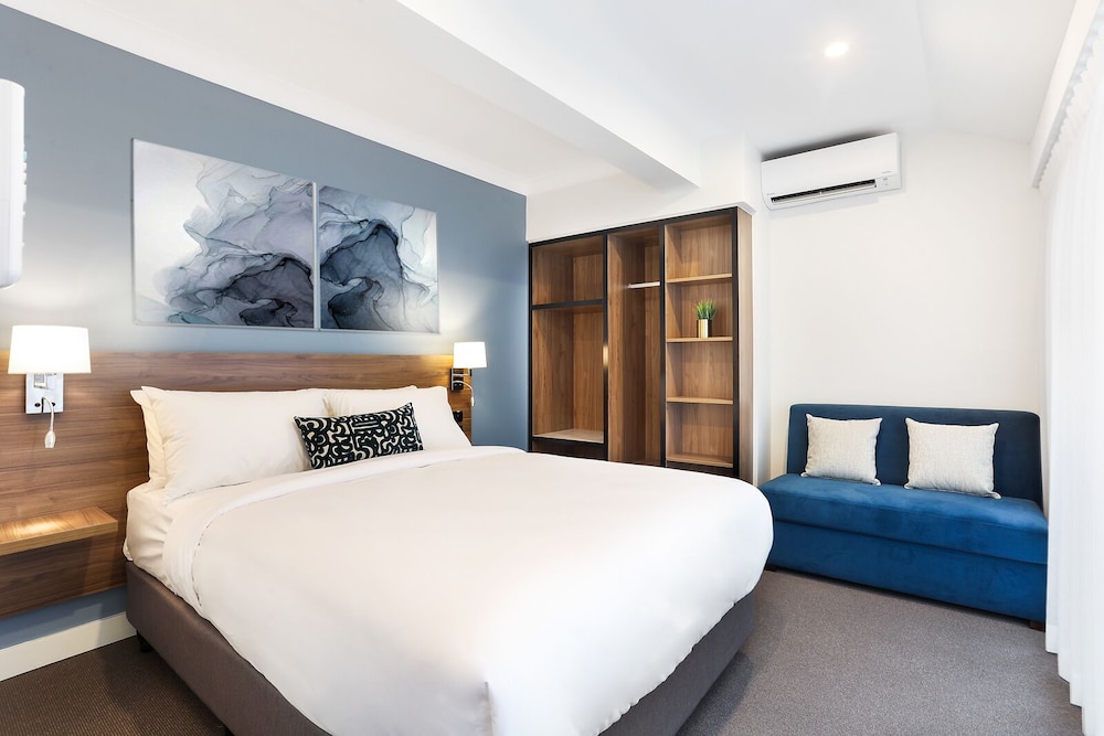 2 BEDROOMS, SUITE