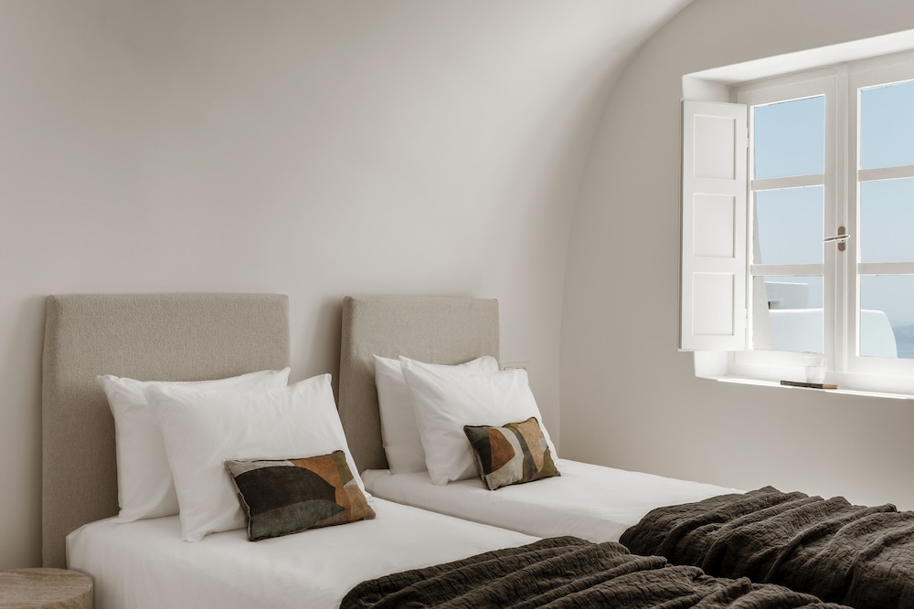 Aqua Luxury Suites 27/75
