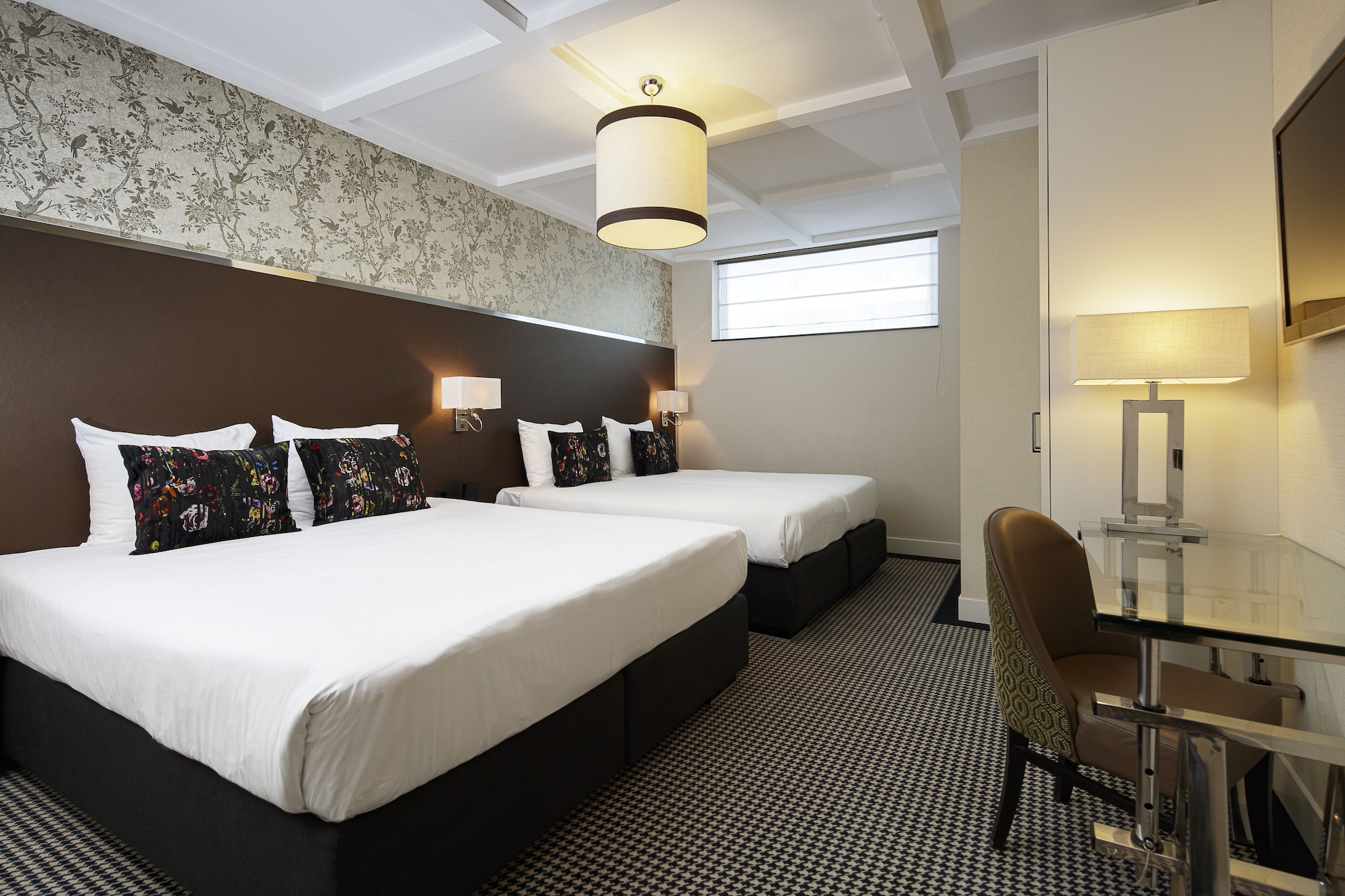 Semi Basement, Quadruple, Queen and Twin Beds, Partial View، Notting Hill 2/4